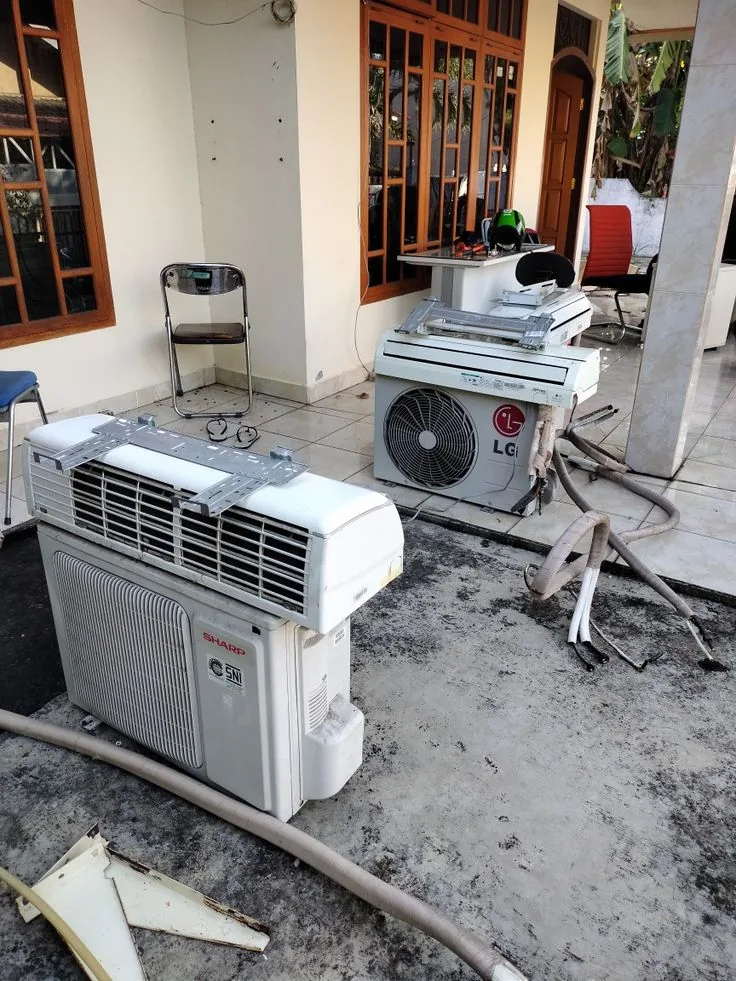 Bongkar beberapa unit AC lama sekaligus dari rumah tinggal di Jakarta oleh ASATURA