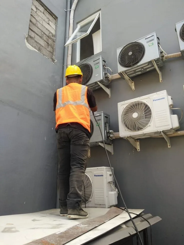 Cuci AC berkala untuk beberapa unit outdoor sekaligus di gedung Jakarta oleh ASATURA