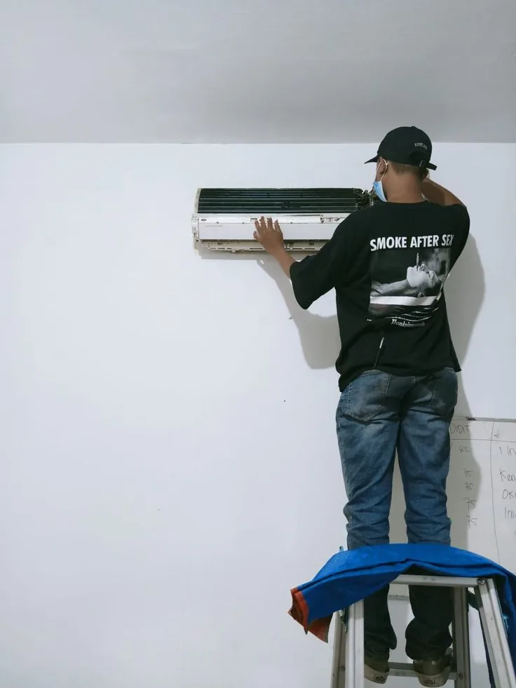 Unit AC lama yang dibongkar untuk diperiksa atau dipindahkan di Tangerang oleh ASATURA