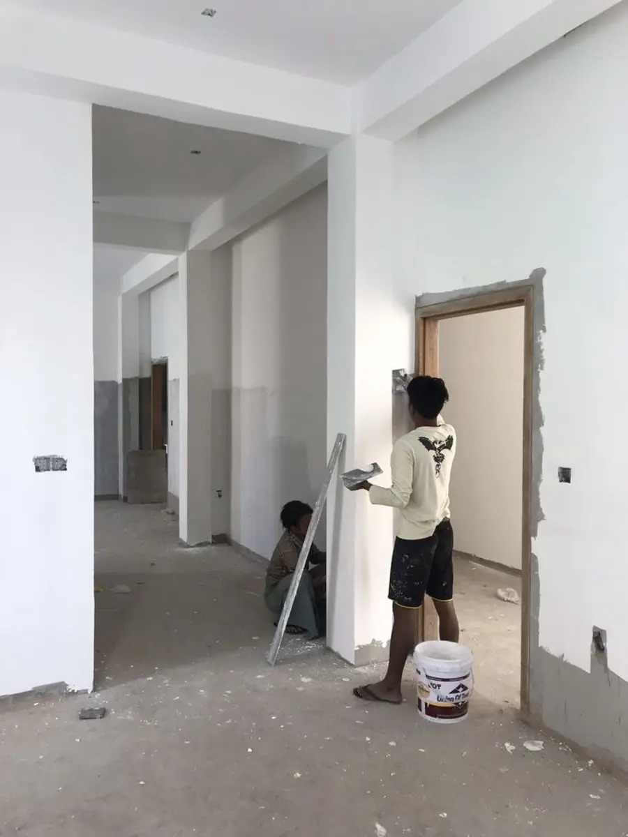 Perbaikan dan plamir dinding sebelum pengecatan oleh ASATURA di Tangerang