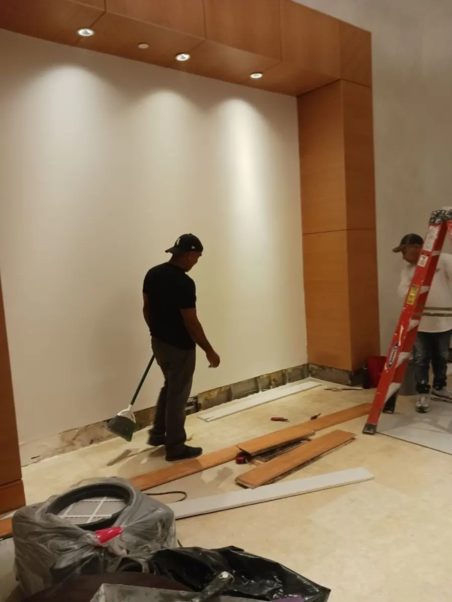 Pembersihan area kerja setelah finishing dinding oleh ASATURA di Tangerang