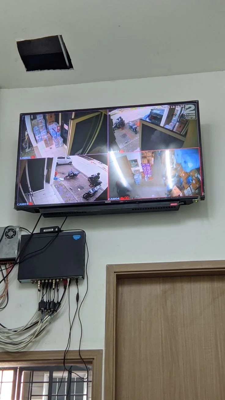 Pemasangan monitor dan DVR CCTV di rumah pelanggan Tangerang oleh ASATURA