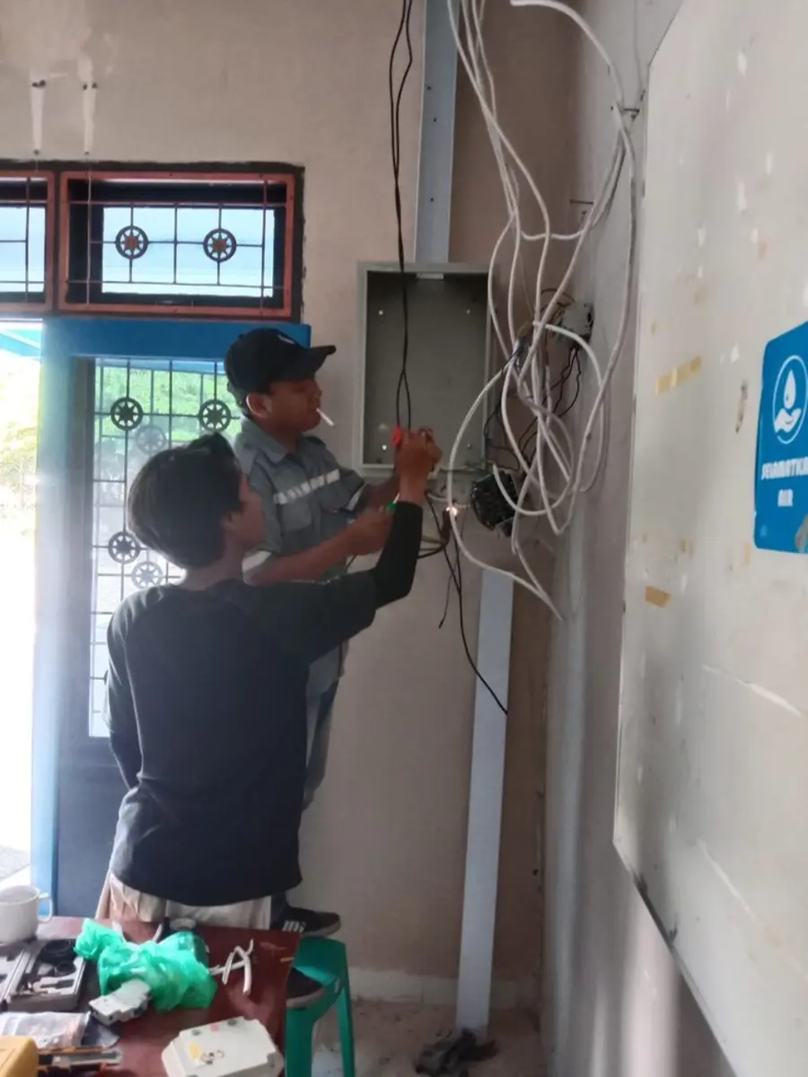 Tim ASATURA memasang panel dan merapikan sambungan kabel dinding di Tangerang