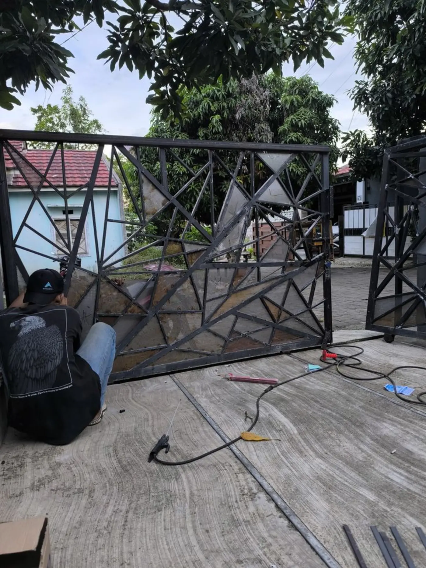 Pagar besi dengan pola geometris asimetris bergaya industrial modern