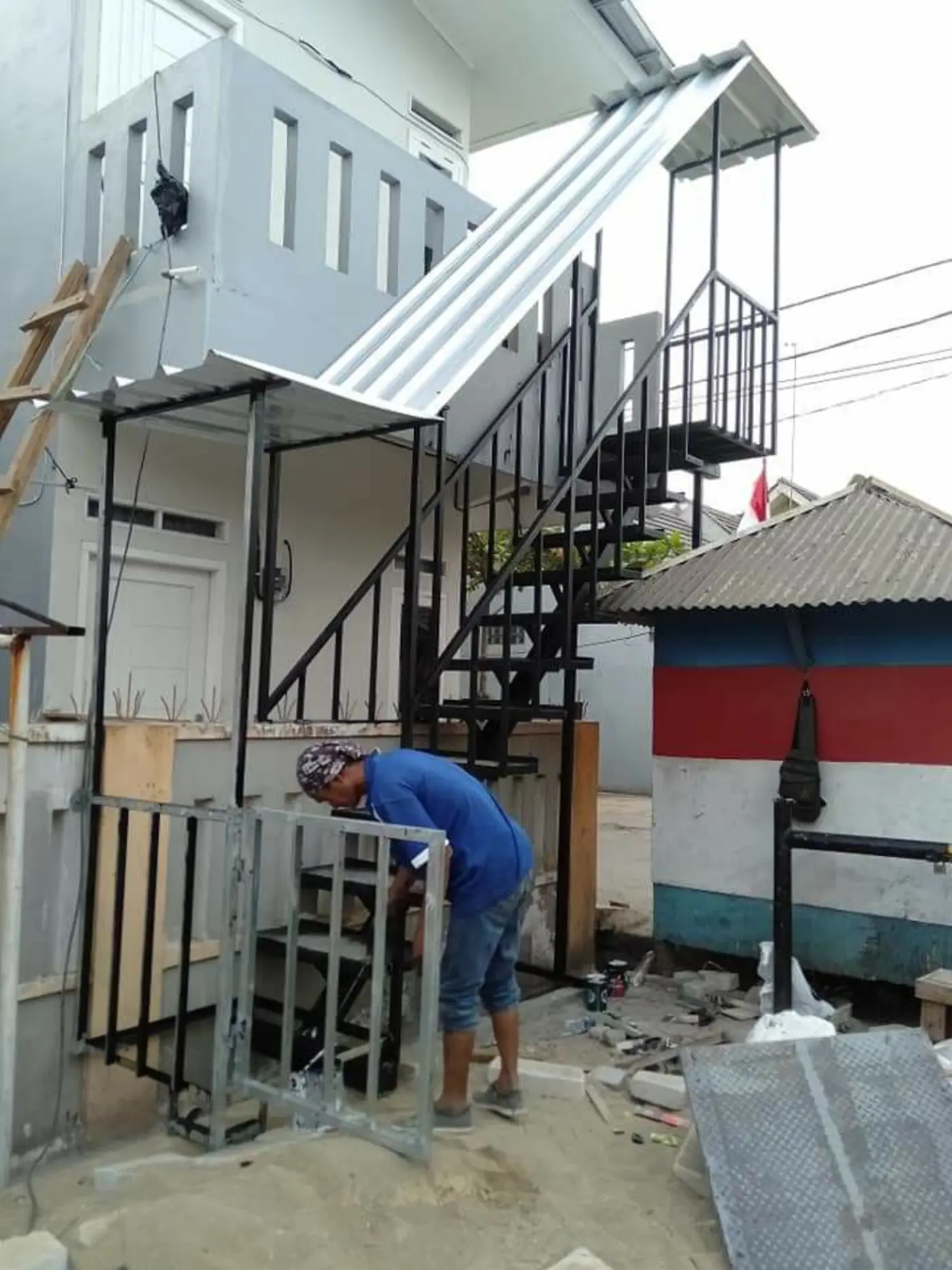 Tukang las ASATURA mengerjakan railing tangga custom di Tangerang