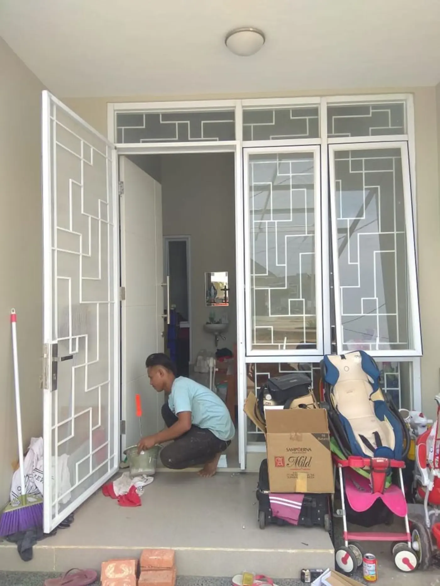 Tukang ASATURA memasang teralis jendela di rumah Tangerang