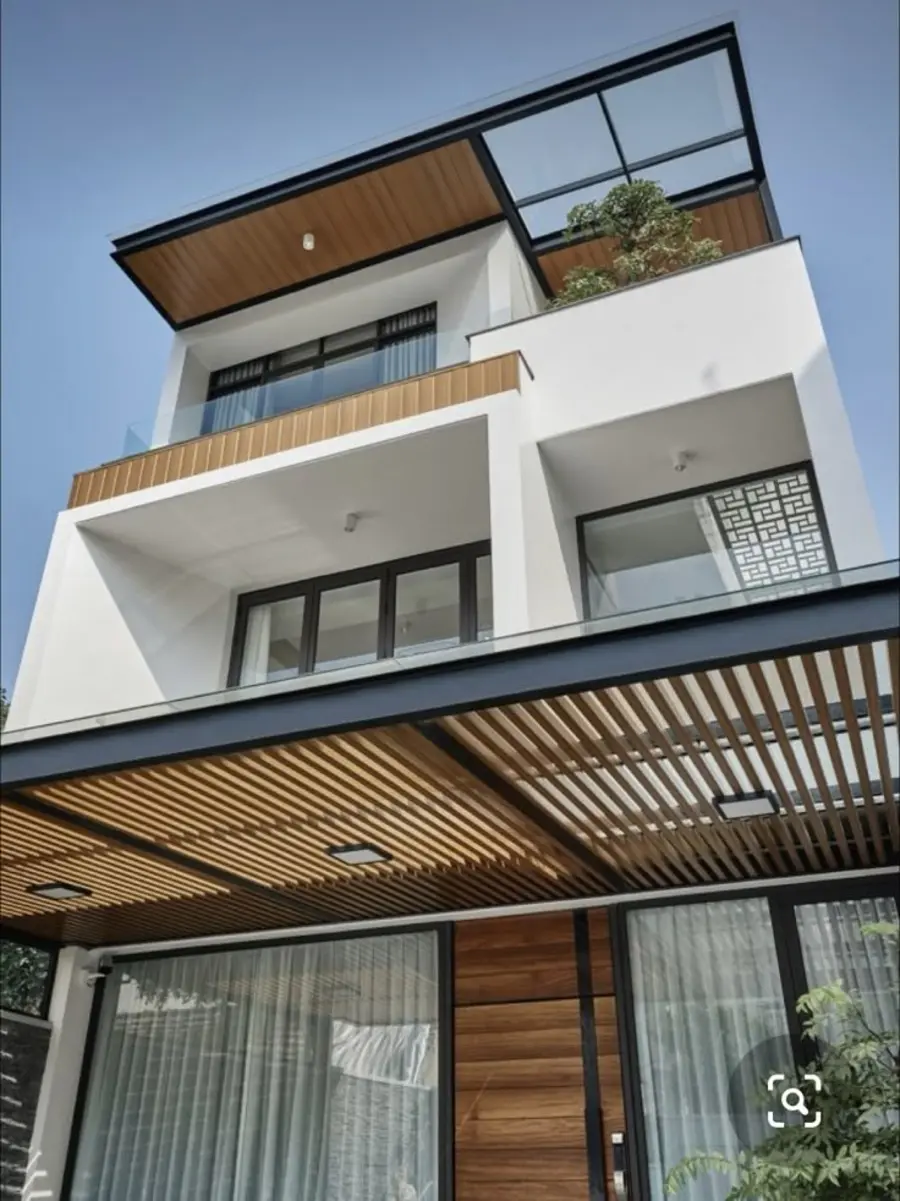 Kanopi kayu rumah modern bertingkat di Jakarta oleh ASATURA