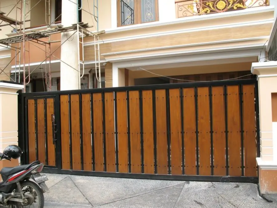 Pagar panel motif kayu di rumah Kota Tangerang oleh ASATURA