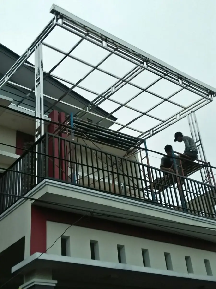 Konstruksi kanopi kaca balkon lantai dua di Tangerang oleh ASATURA