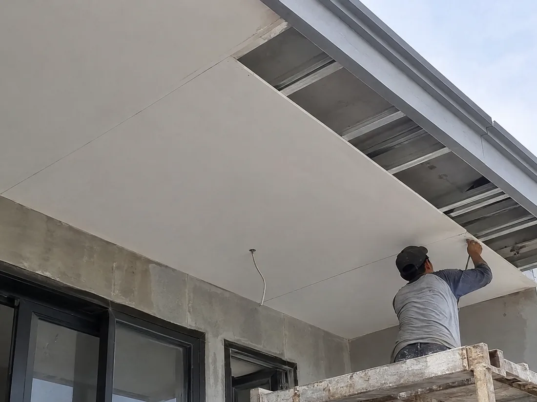 Plafon gypsum terpasang rapi dengan permukaan halus di sebuah ruangan
