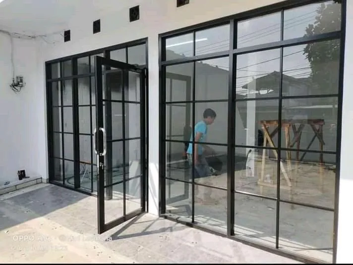 Pemasangan pintu kaca dan partisi rangka alumunium hitam pada fasad bangunan di Jakarta oleh ASATURA