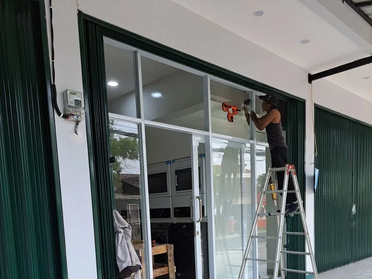 Pemasangan pintu kaca alumunium sliding di Jakarta Timur oleh ASATURA