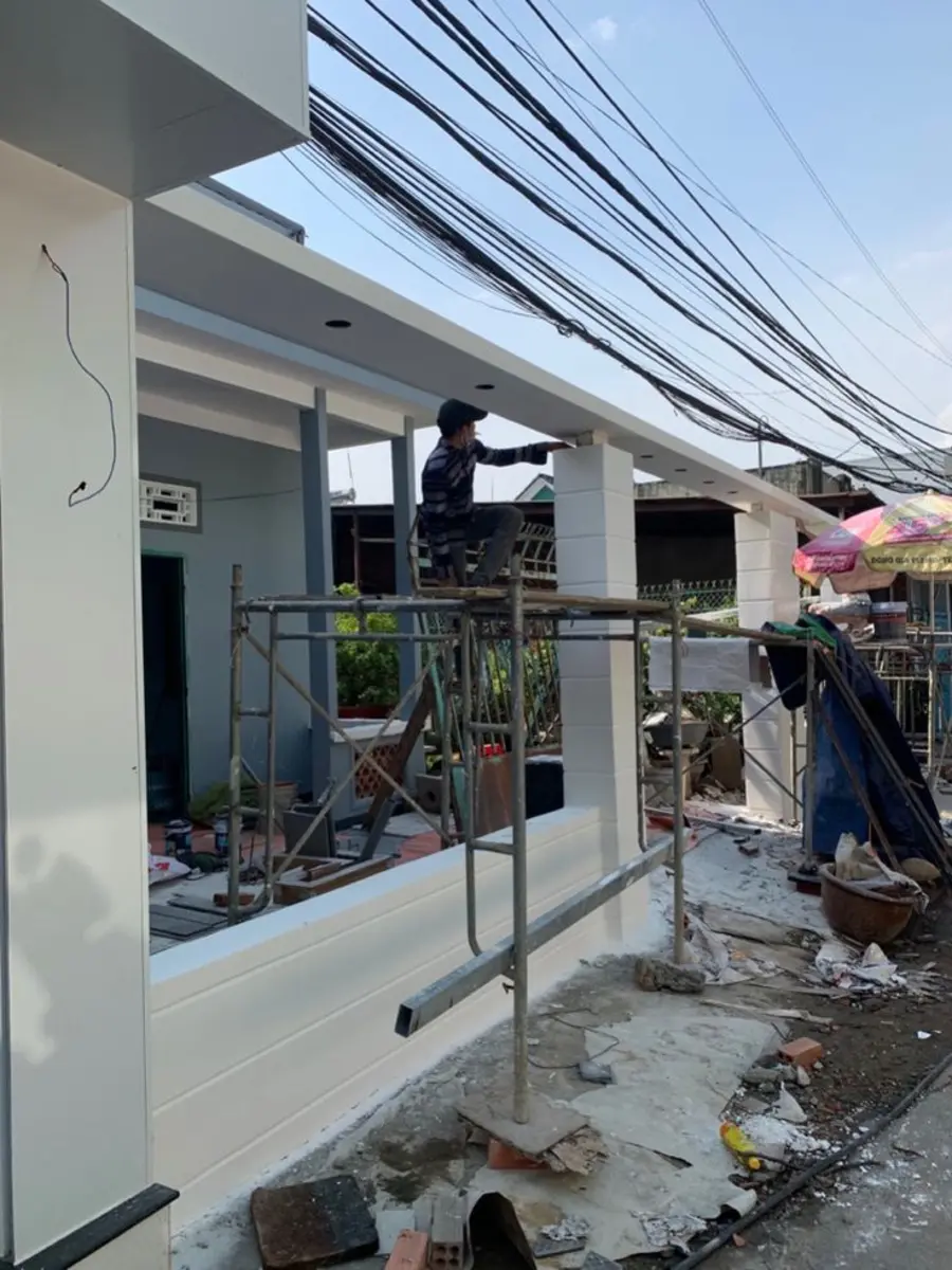 Tukang ASATURA mengerjakan finishing fasad eksterior rumah di Jakarta